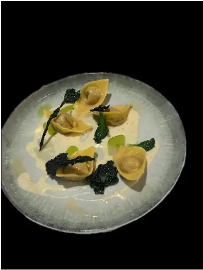 Ravioli con ripieno di formaggio e cavolo nero croccante