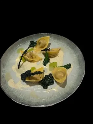 Ravioli con ripieno di formaggio e cavolo nero croccante