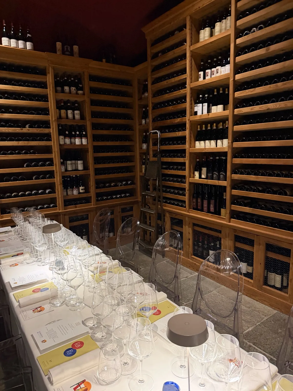 La sala in cantina sotto la Galleria, apparecchiata per la cena