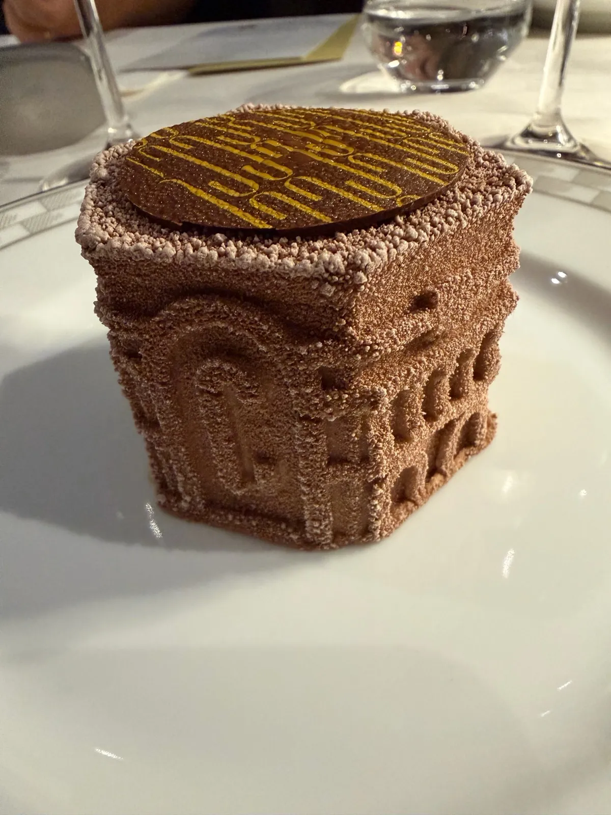 Mousse al cioccolato al latte con mango e caramello salato