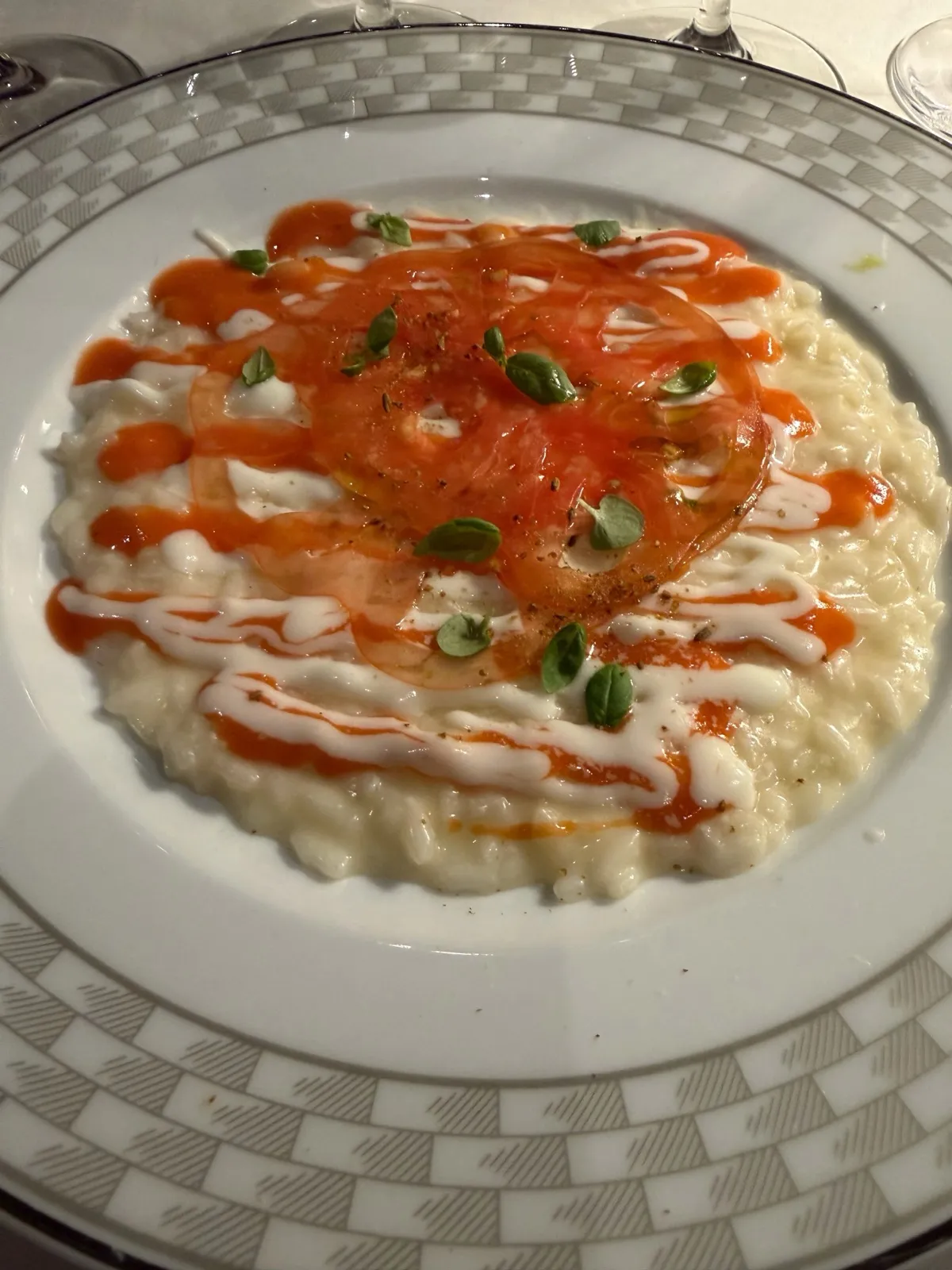 Risotto al parmigiano con acqua di mozzarella e pomodoro