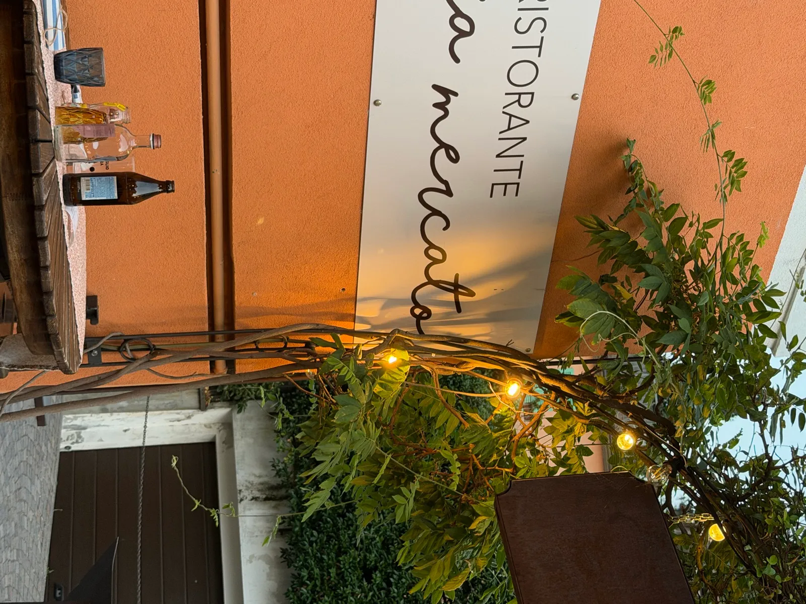L'ingresso in Piazza Capucci, appena fuori dal flusso turistico