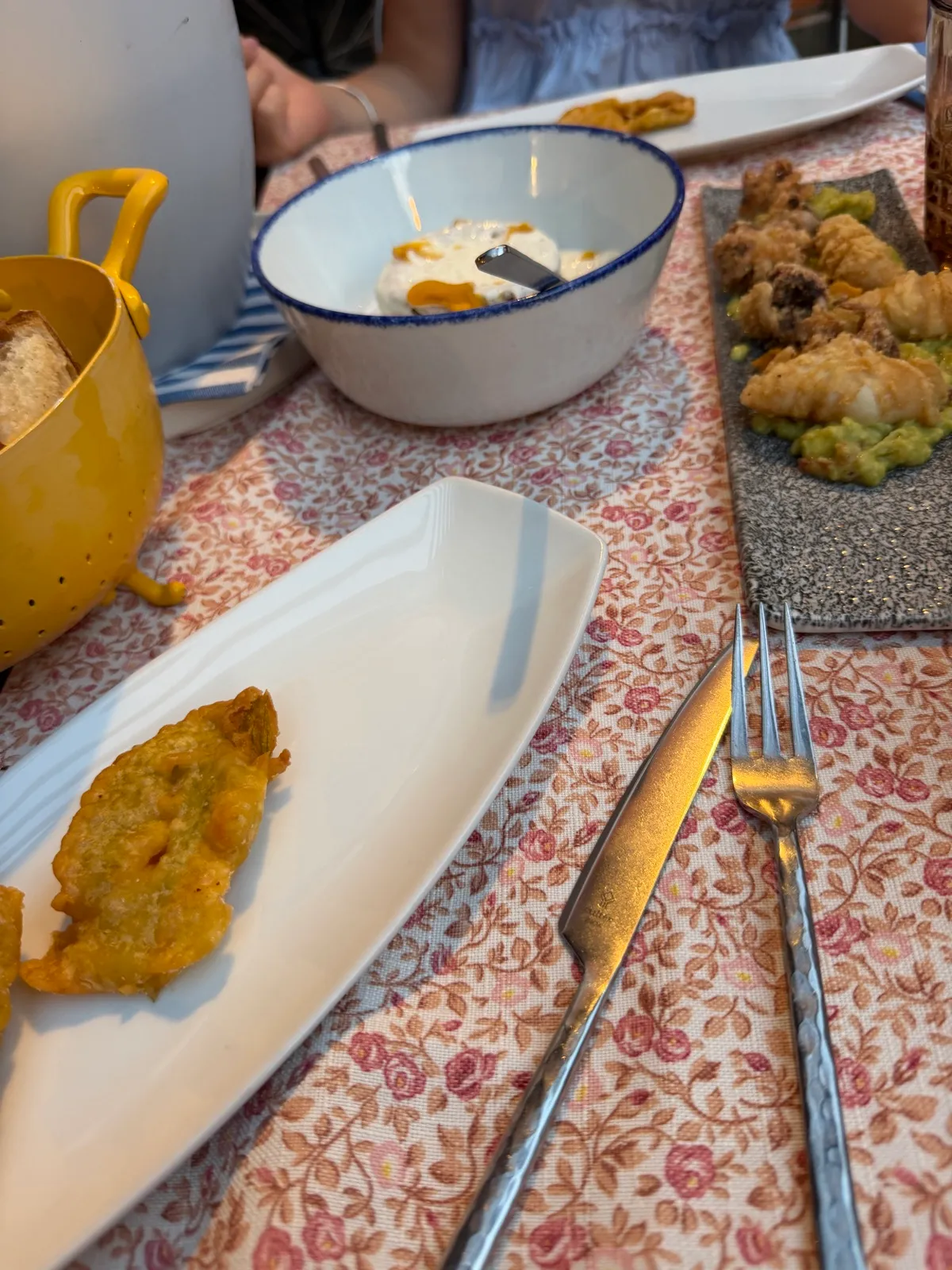 I fiori di zucca in tempura, i migliori della serata. A destra il frittino molle con il guacamole
