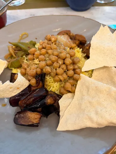 Riso, ceci, melanzane e papadum