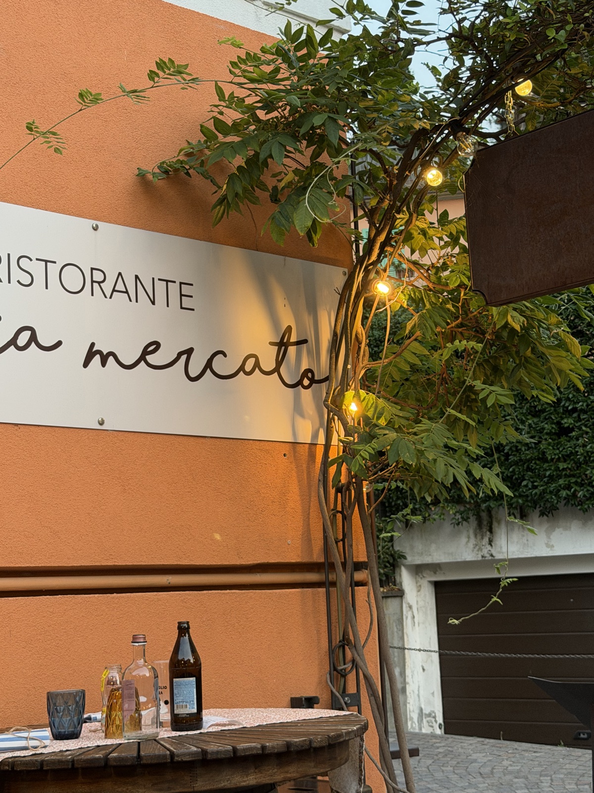 L'ingresso in Piazza Capucci, appena fuori dal flusso turistico