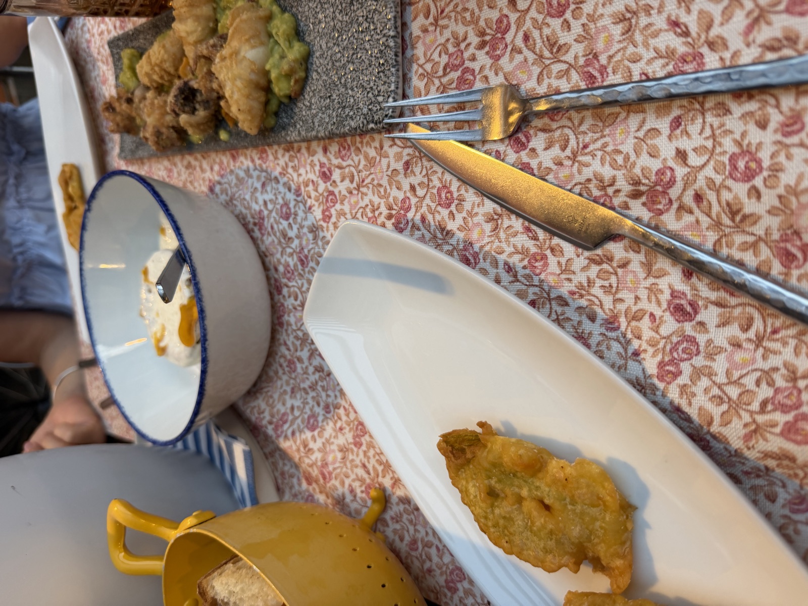 I fiori di zucca in tempura, i migliori della serata. A destra il frittino molle con il guacamole